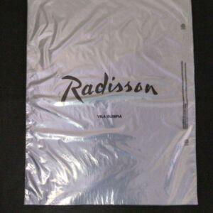 CAPA PLÁSTICA PARA TERNOS, VESTIDOS COM FURO PARA CABIDE, OMBREIRA RETA