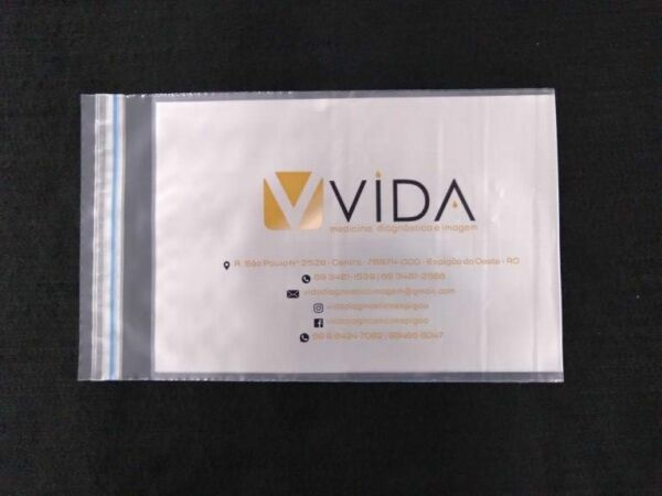 ENVELOPE PLÁSTICO PARA ENTREGA DE EXAMES DE DIAGNÓSTICO COM JANELA ABA E FITA 12
