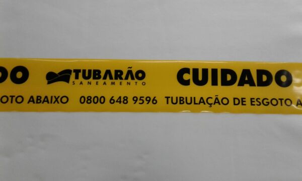 FAIXA DE SINALIZAÇÃO E SEGURANÇA SUBTERRÂNEA CUIDADO TUBULAÇÃO DE ESGOTO ABAIXO