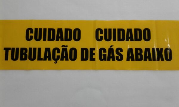 FAIXA DE SINALIZAÇÃO E SEGURANÇA SUBTERRÂNEA CUIDADO TUBULAÇÃO DE GÁS ABAIXO