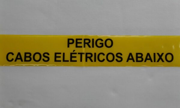 FAIXA DE SINALIZAÇÃO E SEGURANÇA SUBTERRÂNEA  PERIGO CABOS ELÉTRICOS ABAIXO