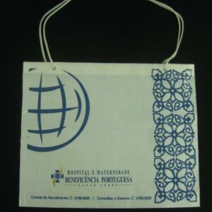 SACOLA PLÁSTICA COM ALÇA CORDÃO DE OMBRO COM DOBRA DE REFORÇO E ILHÔS PARA HOSPITAIS E MATERNIDADES