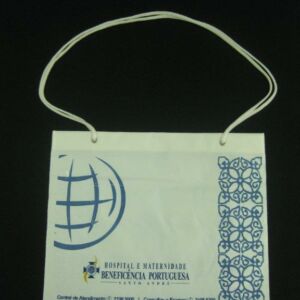 SACOLA PLÁSTICA PARA HOSPITAIS, MATERNIDADES, CLÍNICAS E LABORATÓRIOS ALÇA CORDÃO, COM DOBRA DE REFORÇO E ILHÔS