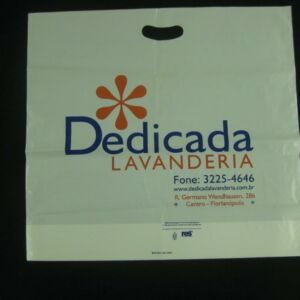 SACOLA PLÁSTICA PARA LAVANDERIA ALÇA BOCA VAZADA COM SANFONA DE FUNDO 2