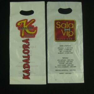 SACOLA PLÁSTICA PARA REFRIGERANTE ALÇA BOCA VAZADA COM SANFONA DE FUNDO PARA REDES DE FAST FOOD,PIZZARIAS,BARES, RESTAURANTES E LANCHONETS 2